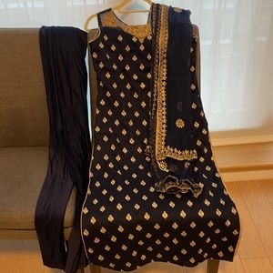 Women’s traditional Indian clothing - silk navy and gold size small
